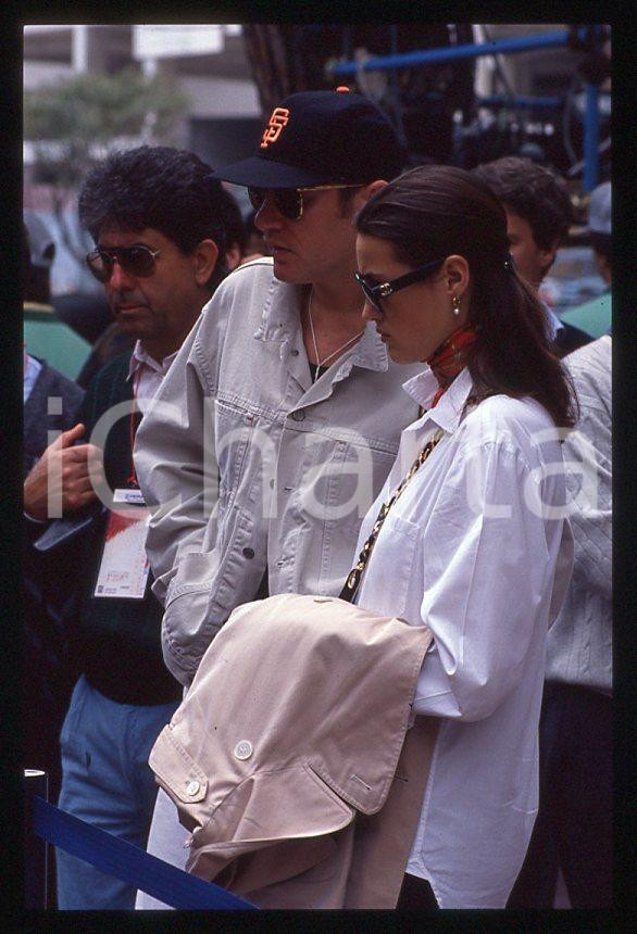 Simon LE BON (DURAN DURAN) Yasmin - GP MONACO 1995 ca *35 mm vintage slide (22) Diapositiva d'epoca, in formato 35 mm.Per i diritti rivolgersi a ICharta.E' severamente vietata la riproduzione. Tutti i diritti sono riservati.ICharta mette in vendita, sul negozio eBay e in esclusiva sul sito "icharta" il proprio archivio composto da numerose diapositive e negativi fotografici d'epoca, tutti originali e autentici, che attraversano la storia del costume tra la fine degli anni Sessanta e Novanta.Si tratta di uno sguardo inedito sull'attualità, la politica, la vita quotidiana, il gossip e la cultura, che fotografa il cambiamento della nazione in quest'ultimo scorcio del XX secolo. Un'occasione unica per il mercato del collezionismo, che vede finalmente disponibile un archivio eccezionale per vastità, tematiche e condizioni, in un settore (il negativo fotografico e la diapositiva) di assoluta novità e dalle interessanti prospettive di investimento.  GOOD/buono   originale e autentica 1