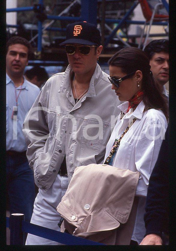 Simon LE BON (DURAN DURAN) Yasmin - GP MONACO 1995 ca *35 mm vintage slide (21) Diapositiva d'epoca, in formato 35 mm.Per i diritti rivolgersi a ICharta.E' severamente vietata la riproduzione. Tutti i diritti sono riservati.ICharta mette in vendita, sul negozio eBay e in esclusiva sul sito "icharta" il proprio archivio composto da numerose diapositive e negativi fotografici d'epoca, tutti originali e autentici, che attraversano la storia del costume tra la fine degli anni Sessanta e Novanta.Si tratta di uno sguardo inedito sull'attualità, la politica, la vita quotidiana, il gossip e la cultura, che fotografa il cambiamento della nazione in quest'ultimo scorcio del XX secolo. Un'occasione unica per il mercato del collezionismo, che vede finalmente disponibile un archivio eccezionale per vastità, tematiche e condizioni, in un settore (il negativo fotografico e la diapositiva) di assoluta novità e dalle interessanti prospettive di investimento.  GOOD/buono   originale e autentica 1