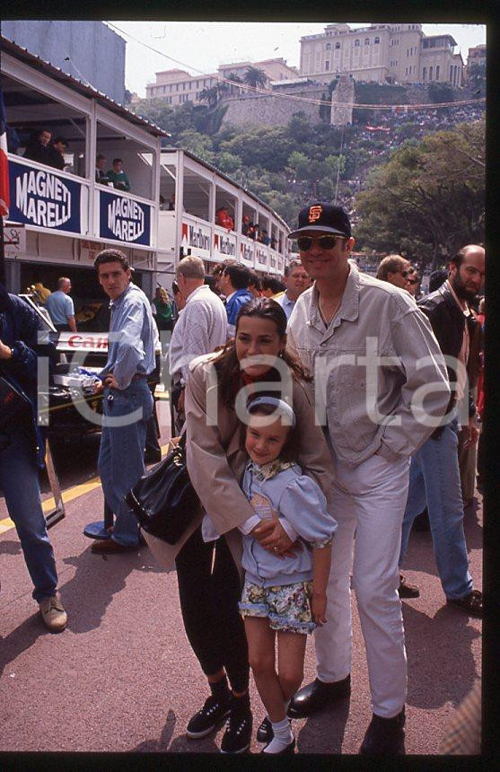 Simon LE BON (DURAN DURAN) Yasmin - GP MONACO 1995 ca *35 mm vintage slide (26) Diapositiva d'epoca, in formato 35 mm.Per i diritti rivolgersi a ICharta.E' severamente vietata la riproduzione. Tutti i diritti sono riservati.ICharta mette in vendita, sul negozio eBay e in esclusiva sul sito "icharta" il proprio archivio composto da numerose diapositive e negativi fotografici d'epoca, tutti originali e autentici, che attraversano la storia del costume tra la fine degli anni Sessanta e Novanta.Si tratta di uno sguardo inedito sull'attualità, la politica, la vita quotidiana, il gossip e la cultura, che fotografa il cambiamento della nazione in quest'ultimo scorcio del XX secolo. Un'occasione unica per il mercato del collezionismo, che vede finalmente disponibile un archivio eccezionale per vastità, tematiche e condizioni, in un settore (il negativo fotografico e la diapositiva) di assoluta novità e dalle interessanti prospettive di investimento.  GOOD/buono   originale e autentica 1