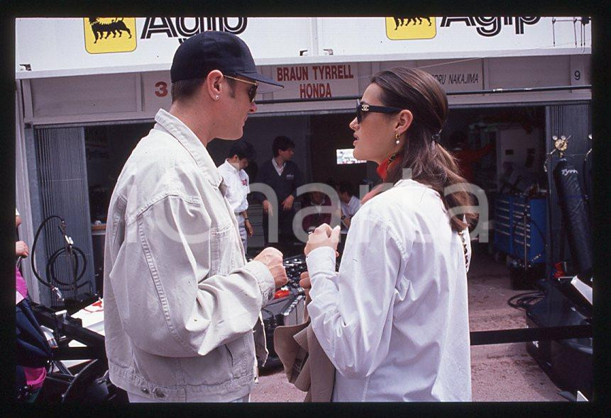 Simon LE BON (DURAN DURAN) Yasmin - GP MONACO 1995 ca *35 mm vintage slide (24) Diapositiva d'epoca, in formato 35 mm.Per i diritti rivolgersi a ICharta.E' severamente vietata la riproduzione. Tutti i diritti sono riservati.ICharta mette in vendita, sul negozio eBay e in esclusiva sul sito "icharta" il proprio archivio composto da numerose diapositive e negativi fotografici d'epoca, tutti originali e autentici, che attraversano la storia del costume tra la fine degli anni Sessanta e Novanta.Si tratta di uno sguardo inedito sull'attualità, la politica, la vita quotidiana, il gossip e la cultura, che fotografa il cambiamento della nazione in quest'ultimo scorcio del XX secolo. Un'occasione unica per il mercato del collezionismo, che vede finalmente disponibile un archivio eccezionale per vastità, tematiche e condizioni, in un settore (il negativo fotografico e la diapositiva) di assoluta novità e dalle interessanti prospettive di investimento.  GOOD/buono   originale e autentica 1