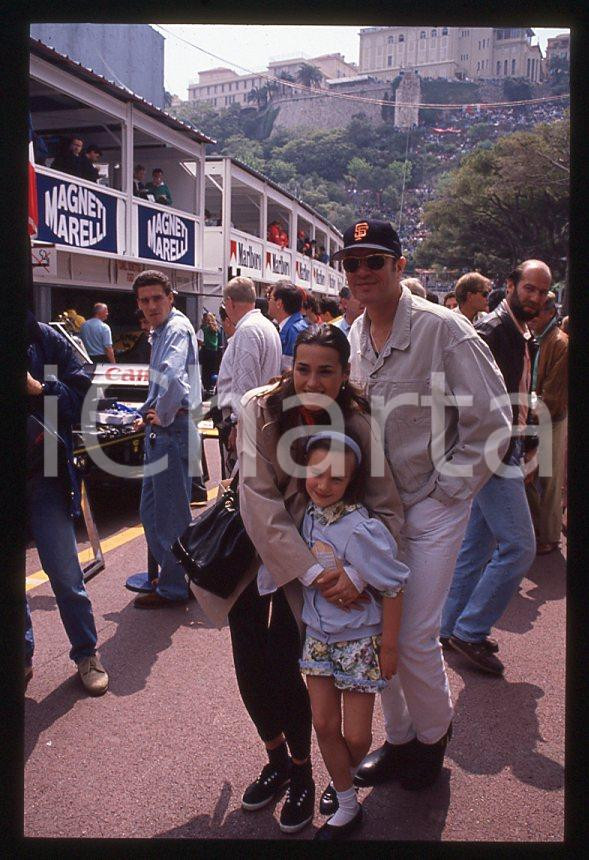 Simon LE BON (DURAN DURAN) Yasmin - GP MONACO 1995 ca *35 mm vintage slide (28) Diapositiva d'epoca, in formato 35 mm.Per i diritti rivolgersi a ICharta.E' severamente vietata la riproduzione. Tutti i diritti sono riservati.ICharta mette in vendita, sul negozio eBay e in esclusiva sul sito "icharta" il proprio archivio composto da numerose diapositive e negativi fotografici d'epoca, tutti originali e autentici, che attraversano la storia del costume tra la fine degli anni Sessanta e Novanta.Si tratta di uno sguardo inedito sull'attualità, la politica, la vita quotidiana, il gossip e la cultura, che fotografa il cambiamento della nazione in quest'ultimo scorcio del XX secolo. Un'occasione unica per il mercato del collezionismo, che vede finalmente disponibile un archivio eccezionale per vastità, tematiche e condizioni, in un settore (il negativo fotografico e la diapositiva) di assoluta novità e dalle interessanti prospettive di investimento.  GOOD/buono   originale e autentica 1