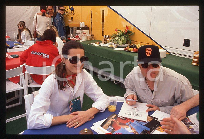 Simon LE BON (DURAN DURAN) Yasmin - GP MONACO 1995 ca *35 mm vintage slide (32) Diapositiva d'epoca, in formato 35 mm.Per i diritti rivolgersi a ICharta.E' severamente vietata la riproduzione. Tutti i diritti sono riservati.ICharta mette in vendita, sul negozio eBay e in esclusiva sul sito "icharta" il proprio archivio composto da numerose diapositive e negativi fotografici d'epoca, tutti originali e autentici, che attraversano la storia del costume tra la fine degli anni Sessanta e Novanta.Si tratta di uno sguardo inedito sull'attualità, la politica, la vita quotidiana, il gossip e la cultura, che fotografa il cambiamento della nazione in quest'ultimo scorcio del XX secolo. Un'occasione unica per il mercato del collezionismo, che vede finalmente disponibile un archivio eccezionale per vastità, tematiche e condizioni, in un settore (il negativo fotografico e la diapositiva) di assoluta novità e dalle interessanti prospettive di investimento.  GOOD/buono   originale e autentica 1