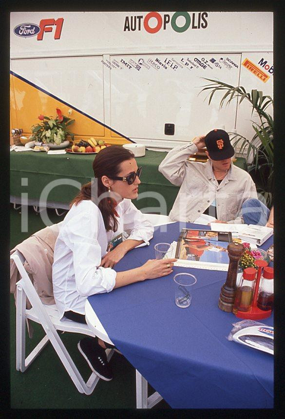 Simon LE BON (DURAN DURAN) Yasmin - GP MONACO 1995 ca *35 mm vintage slide (31) Diapositiva d'epoca, in formato 35 mm.Per i diritti rivolgersi a ICharta.E' severamente vietata la riproduzione. Tutti i diritti sono riservati.ICharta mette in vendita, sul negozio eBay e in esclusiva sul sito "icharta" il proprio archivio composto da numerose diapositive e negativi fotografici d'epoca, tutti originali e autentici, che attraversano la storia del costume tra la fine degli anni Sessanta e Novanta.Si tratta di uno sguardo inedito sull'attualità, la politica, la vita quotidiana, il gossip e la cultura, che fotografa il cambiamento della nazione in quest'ultimo scorcio del XX secolo. Un'occasione unica per il mercato del collezionismo, che vede finalmente disponibile un archivio eccezionale per vastità, tematiche e condizioni, in un settore (il negativo fotografico e la diapositiva) di assoluta novità e dalle interessanti prospettive di investimento.  GOOD/buono   originale e autentica 1