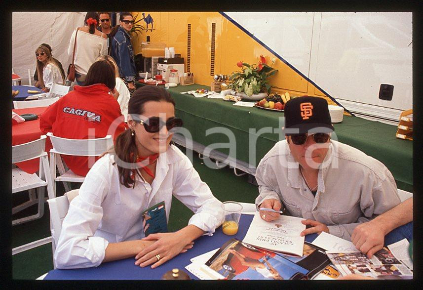 Simon LE BON (DURAN DURAN) Yasmin - GP MONACO 1995 ca *35 mm vintage slide (36) Diapositiva d'epoca, in formato 35 mm.Per i diritti rivolgersi a ICharta.E' severamente vietata la riproduzione. Tutti i diritti sono riservati.ICharta mette in vendita, sul negozio eBay e in esclusiva sul sito "icharta" il proprio archivio composto da numerose diapositive e negativi fotografici d'epoca, tutti originali e autentici, che attraversano la storia del costume tra la fine degli anni Sessanta e Novanta.Si tratta di uno sguardo inedito sull'attualità, la politica, la vita quotidiana, il gossip e la cultura, che fotografa il cambiamento della nazione in quest'ultimo scorcio del XX secolo. Un'occasione unica per il mercato del collezionismo, che vede finalmente disponibile un archivio eccezionale per vastità, tematiche e condizioni, in un settore (il negativo fotografico e la diapositiva) di assoluta novità e dalle interessanti prospettive di investimento.  GOOD/buono   originale e autentica 1