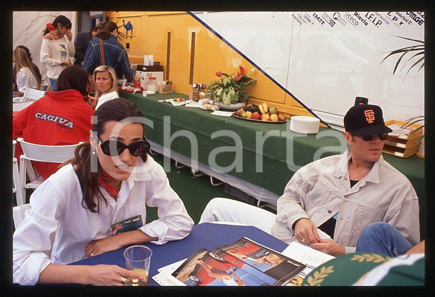 Simon LE BON (DURAN DURAN) Yasmin - GP MONACO 1995 ca *35 mm vintage slide (35) Diapositiva d'epoca, in formato 35 mm.Per i diritti rivolgersi a ICharta.E' severamente vietata la riproduzione. Tutti i diritti sono riservati.ICharta mette in vendita, sul negozio eBay e in esclusiva sul sito "icharta" il proprio archivio composto da numerose diapositive e negativi fotografici d'epoca, tutti originali e autentici, che attraversano la storia del costume tra la fine degli anni Sessanta e Novanta.Si tratta di uno sguardo inedito sull'attualità, la politica, la vita quotidiana, il gossip e la cultura, che fotografa il cambiamento della nazione in quest'ultimo scorcio del XX secolo. Un'occasione unica per il mercato del collezionismo, che vede finalmente disponibile un archivio eccezionale per vastità, tematiche e condizioni, in un settore (il negativo fotografico e la diapositiva) di assoluta novità e dalle interessanti prospettive di investimento.  GOOD/buono   originale e autentica 1