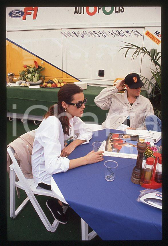 Simon LE BON (DURAN DURAN) Yasmin - GP MONACO 1995 ca *35 mm vintage slide (33) Diapositiva d'epoca, in formato 35 mm.Per i diritti rivolgersi a ICharta.E' severamente vietata la riproduzione. Tutti i diritti sono riservati.ICharta mette in vendita, sul negozio eBay e in esclusiva sul sito "icharta" il proprio archivio composto da numerose diapositive e negativi fotografici d'epoca, tutti originali e autentici, che attraversano la storia del costume tra la fine degli anni Sessanta e Novanta.Si tratta di uno sguardo inedito sull'attualità, la politica, la vita quotidiana, il gossip e la cultura, che fotografa il cambiamento della nazione in quest'ultimo scorcio del XX secolo. Un'occasione unica per il mercato del collezionismo, che vede finalmente disponibile un archivio eccezionale per vastità, tematiche e condizioni, in un settore (il negativo fotografico e la diapositiva) di assoluta novità e dalle interessanti prospettive di investimento.  GOOD/buono   originale e autentica 1