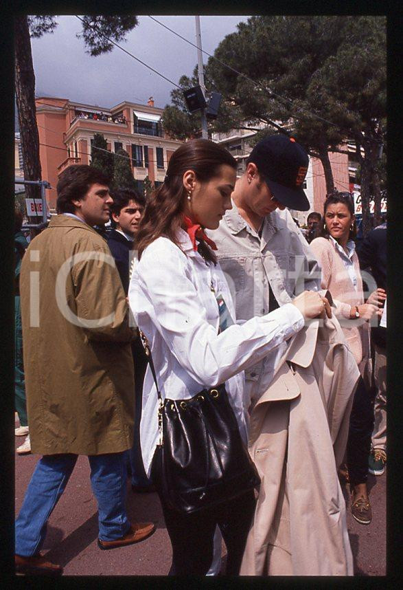 Simon LE BON (DURAN DURAN) Yasmin - GP MONACO 1995 ca *35 mm vintage slide (17) Diapositiva d'epoca, in formato 35 mm.Per i diritti rivolgersi a ICharta.E' severamente vietata la riproduzione. Tutti i diritti sono riservati.ICharta mette in vendita, sul negozio eBay e in esclusiva sul sito "icharta" il proprio archivio composto da numerose diapositive e negativi fotografici d'epoca, tutti originali e autentici, che attraversano la storia del costume tra la fine degli anni Sessanta e Novanta.Si tratta di uno sguardo inedito sull'attualità, la politica, la vita quotidiana, il gossip e la cultura, che fotografa il cambiamento della nazione in quest'ultimo scorcio del XX secolo. Un'occasione unica per il mercato del collezionismo, che vede finalmente disponibile un archivio eccezionale per vastità, tematiche e condizioni, in un settore (il negativo fotografico e la diapositiva) di assoluta novità e dalle interessanti prospettive di investimento.  GOOD/buono   originale e autentica 1