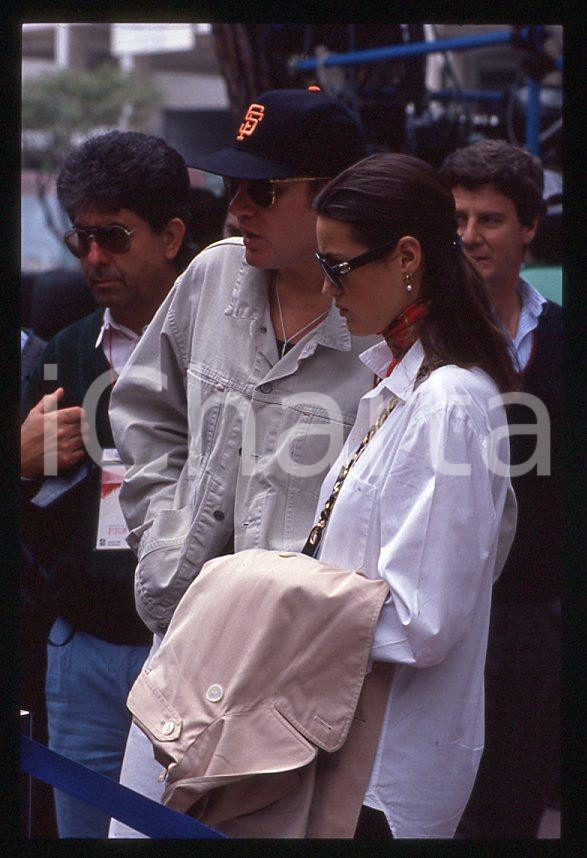 Simon LE BON (DURAN DURAN) Yasmin - GP MONACO 1995 ca *35 mm vintage slide (16) Diapositiva d'epoca, in formato 35 mm.Per i diritti rivolgersi a ICharta.E' severamente vietata la riproduzione. Tutti i diritti sono riservati.ICharta mette in vendita, sul negozio eBay e in esclusiva sul sito "icharta" il proprio archivio composto da numerose diapositive e negativi fotografici d'epoca, tutti originali e autentici, che attraversano la storia del costume tra la fine degli anni Sessanta e Novanta.Si tratta di uno sguardo inedito sull'attualità, la politica, la vita quotidiana, il gossip e la cultura, che fotografa il cambiamento della nazione in quest'ultimo scorcio del XX secolo. Un'occasione unica per il mercato del collezionismo, che vede finalmente disponibile un archivio eccezionale per vastità, tematiche e condizioni, in un settore (il negativo fotografico e la diapositiva) di assoluta novità e dalle interessanti prospettive di investimento.  GOOD/buono   originale e autentica 1