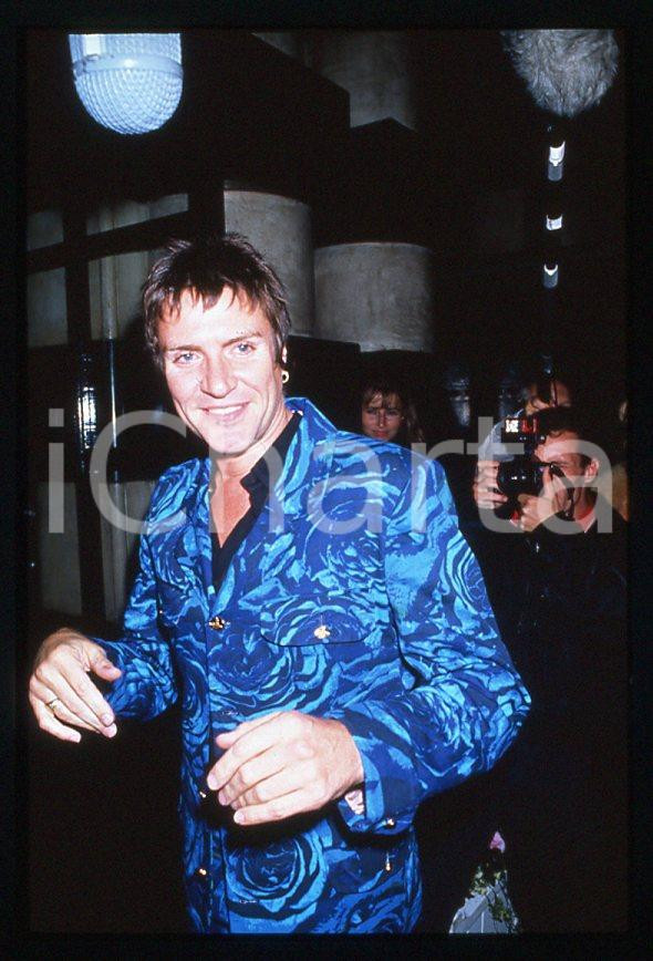 Simon LE BON (DURAN DURAN) Yasmin - LONDON 1993 *35 mm vintage slide (2) Diapositiva d'epoca, in formato 35 mm.Si tratta della première del film "The Fugitive".Per i diritti rivolgersi a ICharta.E' severamente vietata la riproduzione. Tutti i diritti sono riservati.ICharta mette in vendita, sul negozio eBay e in esclusiva sul sito "icharta" il proprio archivio composto da numerose diapositive e negativi fotografici d'epoca, tutti originali e autentici, che attraversano la storia del costume tra la fine degli anni Sessanta e Novanta.Si tratta di uno sguardo inedito sull'attualità, la politica, la vita quotidiana, il gossip e la cultura, che fotografa il cambiamento della nazione in quest'ultimo scorcio del XX secolo. Un'occasione unica per il mercato del collezionismo, che vede finalmente disponibile un archivio eccezionale per vastità, tematiche e condizioni, in un settore (il negativo fotografico e la diapositiva) di assoluta novità e dalle interessanti prospettive di investimento.  GOOD/buono   originale e autentica 1