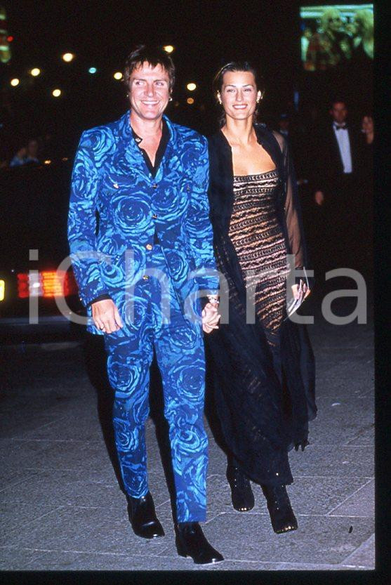 Simon LE BON (DURAN DURAN) Yasmin - LONDON 1993 *35 mm vintage slide (1) Diapositiva d'epoca, in formato 35 mm.Si tratta della première del film "The Fugitive".Per i diritti rivolgersi a ICharta.E' severamente vietata la riproduzione. Tutti i diritti sono riservati.ICharta mette in vendita, sul negozio eBay e in esclusiva sul sito "icharta" il proprio archivio composto da numerose diapositive e negativi fotografici d'epoca, tutti originali e autentici, che attraversano la storia del costume tra la fine degli anni Sessanta e Novanta.Si tratta di uno sguardo inedito sull'attualità, la politica, la vita quotidiana, il gossip e la cultura, che fotografa il cambiamento della nazione in quest'ultimo scorcio del XX secolo. Un'occasione unica per il mercato del collezionismo, che vede finalmente disponibile un archivio eccezionale per vastità, tematiche e condizioni, in un settore (il negativo fotografico e la diapositiva) di assoluta novità e dalle interessanti prospettive di investimento.  GOOD/buono   originale e autentica 1