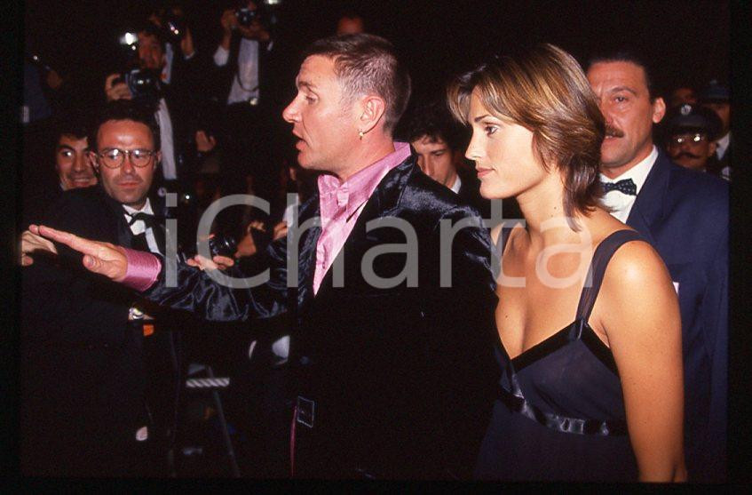 Simon LE BON (DURAN DURAN) Yasmin - 1995 ca *35 mm vintage slide (1) Diapositiva d'epoca, in formato 35 mm.Si tratta della première del film "The Fugitive".Per i diritti rivolgersi a ICharta.E' severamente vietata la riproduzione. Tutti i diritti sono riservati.ICharta mette in vendita, sul negozio eBay e in esclusiva sul sito "icharta" il proprio archivio composto da numerose diapositive e negativi fotografici d'epoca, tutti originali e autentici, che attraversano la storia del costume tra la fine degli anni Sessanta e Novanta.Si tratta di uno sguardo inedito sull'attualità, la politica, la vita quotidiana, il gossip e la cultura, che fotografa il cambiamento della nazione in quest'ultimo scorcio del XX secolo. Un'occasione unica per il mercato del collezionismo, che vede finalmente disponibile un archivio eccezionale per vastità, tematiche e condizioni, in un settore (il negativo fotografico e la diapositiva) di assoluta novità e dalle interessanti prospettive di investimento.  GOOD/buono   originale e autentica 1