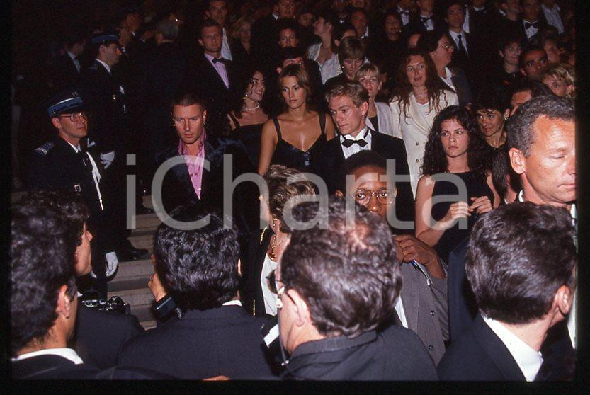 Simon LE BON (DURAN DURAN) Yasmin - 1995 ca *35 mm vintage slide (2) Diapositiva d'epoca, in formato 35 mm.Si tratta della première del film "The Fugitive".Per i diritti rivolgersi a ICharta.E' severamente vietata la riproduzione. Tutti i diritti sono riservati.ICharta mette in vendita, sul negozio eBay e in esclusiva sul sito "icharta" il proprio archivio composto da numerose diapositive e negativi fotografici d'epoca, tutti originali e autentici, che attraversano la storia del costume tra la fine degli anni Sessanta e Novanta.Si tratta di uno sguardo inedito sull'attualità, la politica, la vita quotidiana, il gossip e la cultura, che fotografa il cambiamento della nazione in quest'ultimo scorcio del XX secolo. Un'occasione unica per il mercato del collezionismo, che vede finalmente disponibile un archivio eccezionale per vastità, tematiche e condizioni, in un settore (il negativo fotografico e la diapositiva) di assoluta novità e dalle interessanti prospettive di investimento.  GOOD/buono   originale e autentica 1