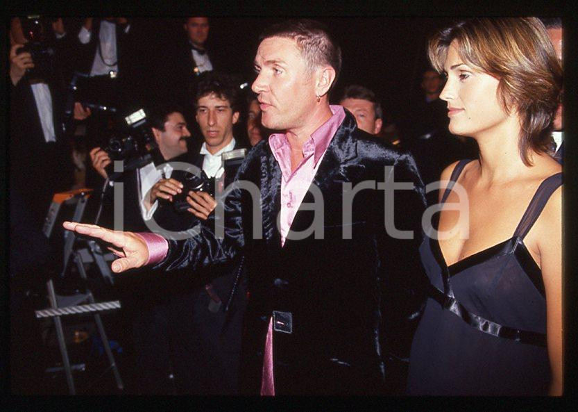 Simon LE BON (DURAN DURAN) Yasmin - 1995 ca *35 mm vintage slide (5) Diapositiva d'epoca, in formato 35 mm.Si tratta della première del film "The Fugitive".Per i diritti rivolgersi a ICharta.E' severamente vietata la riproduzione. Tutti i diritti sono riservati.ICharta mette in vendita, sul negozio eBay e in esclusiva sul sito "icharta" il proprio archivio composto da numerose diapositive e negativi fotografici d'epoca, tutti originali e autentici, che attraversano la storia del costume tra la fine degli anni Sessanta e Novanta.Si tratta di uno sguardo inedito sull'attualità, la politica, la vita quotidiana, il gossip e la cultura, che fotografa il cambiamento della nazione in quest'ultimo scorcio del XX secolo. Un'occasione unica per il mercato del collezionismo, che vede finalmente disponibile un archivio eccezionale per vastità, tematiche e condizioni, in un settore (il negativo fotografico e la diapositiva) di assoluta novità e dalle interessanti prospettive di investimento.  GOOD/buono   originale e autentica 1