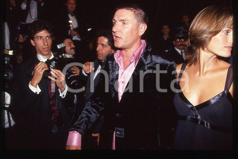 Simon LE BON (DURAN DURAN) Yasmin - 1995 ca *35 mm vintage slide (4) Diapositiva d'epoca, in formato 35 mm.Si tratta della première del film "The Fugitive".Per i diritti rivolgersi a ICharta.E' severamente vietata la riproduzione. Tutti i diritti sono riservati.ICharta mette in vendita, sul negozio eBay e in esclusiva sul sito "icharta" il proprio archivio composto da numerose diapositive e negativi fotografici d'epoca, tutti originali e autentici, che attraversano la storia del costume tra la fine degli anni Sessanta e Novanta.Si tratta di uno sguardo inedito sull'attualità, la politica, la vita quotidiana, il gossip e la cultura, che fotografa il cambiamento della nazione in quest'ultimo scorcio del XX secolo. Un'occasione unica per il mercato del collezionismo, che vede finalmente disponibile un archivio eccezionale per vastità, tematiche e condizioni, in un settore (il negativo fotografico e la diapositiva) di assoluta novità e dalle interessanti prospettive di investimento.  GOOD/buono   originale e autentica 1