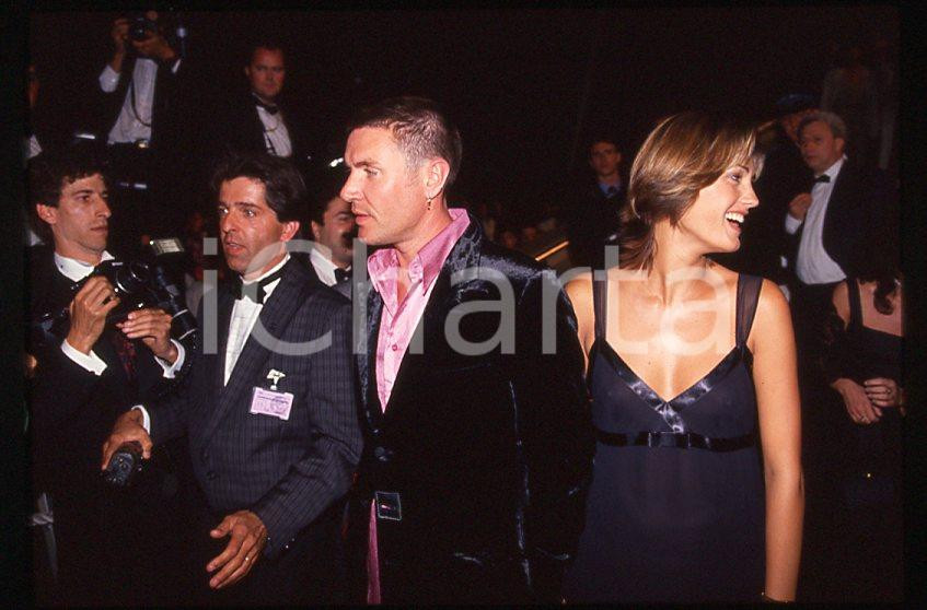 Simon LE BON (DURAN DURAN) Yasmin - 1995 ca *35 mm vintage slide (9) Diapositiva d'epoca, in formato 35 mm.Si tratta della première del film "The Fugitive".Per i diritti rivolgersi a ICharta.E' severamente vietata la riproduzione. Tutti i diritti sono riservati.ICharta mette in vendita, sul negozio eBay e in esclusiva sul sito "icharta" il proprio archivio composto da numerose diapositive e negativi fotografici d'epoca, tutti originali e autentici, che attraversano la storia del costume tra la fine degli anni Sessanta e Novanta.Si tratta di uno sguardo inedito sull'attualità, la politica, la vita quotidiana, il gossip e la cultura, che fotografa il cambiamento della nazione in quest'ultimo scorcio del XX secolo. Un'occasione unica per il mercato del collezionismo, che vede finalmente disponibile un archivio eccezionale per vastità, tematiche e condizioni, in un settore (il negativo fotografico e la diapositiva) di assoluta novità e dalle interessanti prospettive di investimento.  GOOD/buono   originale e autentica 1