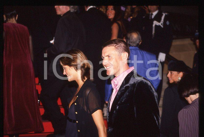 Simon LE BON (DURAN DURAN) Yasmin - 1995 ca *35 mm vintage slide (8) Diapositiva d'epoca, in formato 35 mm.Si tratta della première del film "The Fugitive".Per i diritti rivolgersi a ICharta.E' severamente vietata la riproduzione. Tutti i diritti sono riservati.ICharta mette in vendita, sul negozio eBay e in esclusiva sul sito "icharta" il proprio archivio composto da numerose diapositive e negativi fotografici d'epoca, tutti originali e autentici, che attraversano la storia del costume tra la fine degli anni Sessanta e Novanta.Si tratta di uno sguardo inedito sull'attualità, la politica, la vita quotidiana, il gossip e la cultura, che fotografa il cambiamento della nazione in quest'ultimo scorcio del XX secolo. Un'occasione unica per il mercato del collezionismo, che vede finalmente disponibile un archivio eccezionale per vastità, tematiche e condizioni, in un settore (il negativo fotografico e la diapositiva) di assoluta novità e dalle interessanti prospettive di investimento.  GOOD/buono   originale e autentica 1