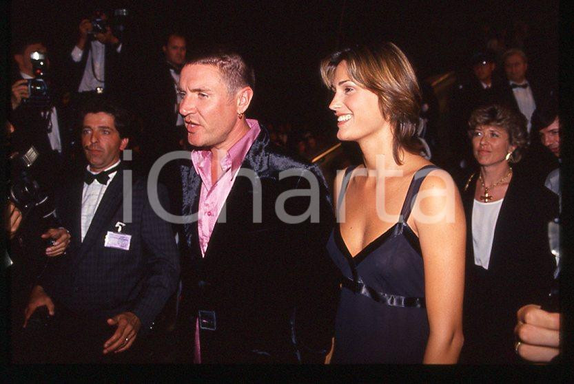 Simon LE BON (DURAN DURAN) Yasmin - 1995 ca *35 mm vintage slide (7) Diapositiva d'epoca, in formato 35 mm.Si tratta della première del film "The Fugitive".Per i diritti rivolgersi a ICharta.E' severamente vietata la riproduzione. Tutti i diritti sono riservati.ICharta mette in vendita, sul negozio eBay e in esclusiva sul sito "icharta" il proprio archivio composto da numerose diapositive e negativi fotografici d'epoca, tutti originali e autentici, che attraversano la storia del costume tra la fine degli anni Sessanta e Novanta.Si tratta di uno sguardo inedito sull'attualità, la politica, la vita quotidiana, il gossip e la cultura, che fotografa il cambiamento della nazione in quest'ultimo scorcio del XX secolo. Un'occasione unica per il mercato del collezionismo, che vede finalmente disponibile un archivio eccezionale per vastità, tematiche e condizioni, in un settore (il negativo fotografico e la diapositiva) di assoluta novità e dalle interessanti prospettive di investimento.  GOOD/buono   originale e autentica 1