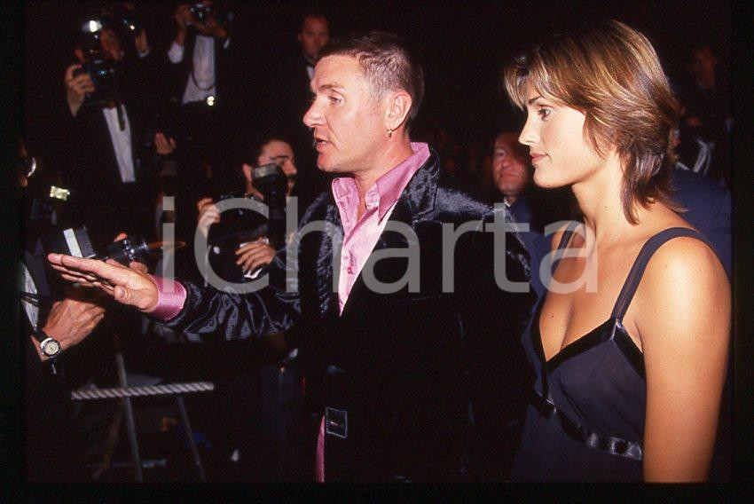 Simon LE BON (DURAN DURAN) Yasmin - 1995 ca *35 mm vintage slide (6) Diapositiva d'epoca, in formato 35 mm.Si tratta della première del film "The Fugitive".Per i diritti rivolgersi a ICharta.E' severamente vietata la riproduzione. Tutti i diritti sono riservati.ICharta mette in vendita, sul negozio eBay e in esclusiva sul sito "icharta" il proprio archivio composto da numerose diapositive e negativi fotografici d'epoca, tutti originali e autentici, che attraversano la storia del costume tra la fine degli anni Sessanta e Novanta.Si tratta di uno sguardo inedito sull'attualità, la politica, la vita quotidiana, il gossip e la cultura, che fotografa il cambiamento della nazione in quest'ultimo scorcio del XX secolo. Un'occasione unica per il mercato del collezionismo, che vede finalmente disponibile un archivio eccezionale per vastità, tematiche e condizioni, in un settore (il negativo fotografico e la diapositiva) di assoluta novità e dalle interessanti prospettive di investimento.  GOOD/buono   originale e autentica 1