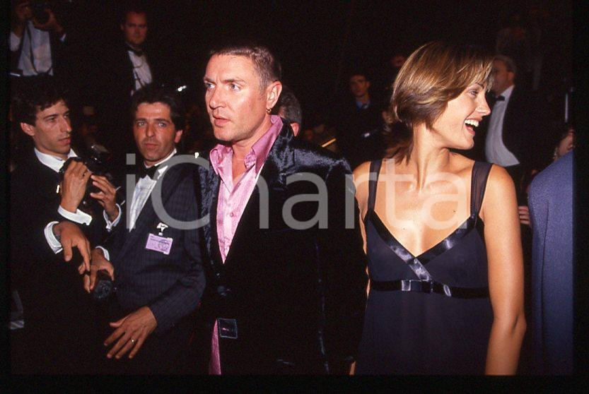 Simon LE BON (DURAN DURAN) Yasmin - 1995 ca *35 mm vintage slide (11) Diapositiva d'epoca, in formato 35 mm.Si tratta della première del film "The Fugitive".Per i diritti rivolgersi a ICharta.E' severamente vietata la riproduzione. Tutti i diritti sono riservati.ICharta mette in vendita, sul negozio eBay e in esclusiva sul sito "icharta" il proprio archivio composto da numerose diapositive e negativi fotografici d'epoca, tutti originali e autentici, che attraversano la storia del costume tra la fine degli anni Sessanta e Novanta.Si tratta di uno sguardo inedito sull'attualità, la politica, la vita quotidiana, il gossip e la cultura, che fotografa il cambiamento della nazione in quest'ultimo scorcio del XX secolo. Un'occasione unica per il mercato del collezionismo, che vede finalmente disponibile un archivio eccezionale per vastità, tematiche e condizioni, in un settore (il negativo fotografico e la diapositiva) di assoluta novità e dalle interessanti prospettive di investimento.  GOOD/buono   originale e autentica 1