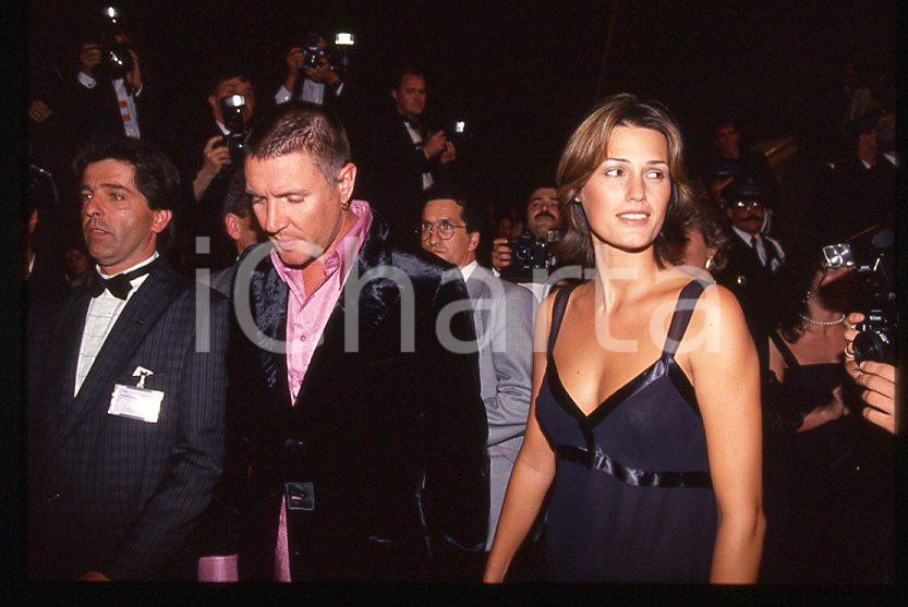Simon LE BON (DURAN DURAN) Yasmin - 1995 ca *35 mm vintage slide (10) Diapositiva d'epoca, in formato 35 mm.Si tratta della première del film "The Fugitive".Per i diritti rivolgersi a ICharta.E' severamente vietata la riproduzione. Tutti i diritti sono riservati.ICharta mette in vendita, sul negozio eBay e in esclusiva sul sito "icharta" il proprio archivio composto da numerose diapositive e negativi fotografici d'epoca, tutti originali e autentici, che attraversano la storia del costume tra la fine degli anni Sessanta e Novanta.Si tratta di uno sguardo inedito sull'attualità, la politica, la vita quotidiana, il gossip e la cultura, che fotografa il cambiamento della nazione in quest'ultimo scorcio del XX secolo. Un'occasione unica per il mercato del collezionismo, che vede finalmente disponibile un archivio eccezionale per vastità, tematiche e condizioni, in un settore (il negativo fotografico e la diapositiva) di assoluta novità e dalle interessanti prospettive di investimento.  GOOD/buono   originale e autentica 1