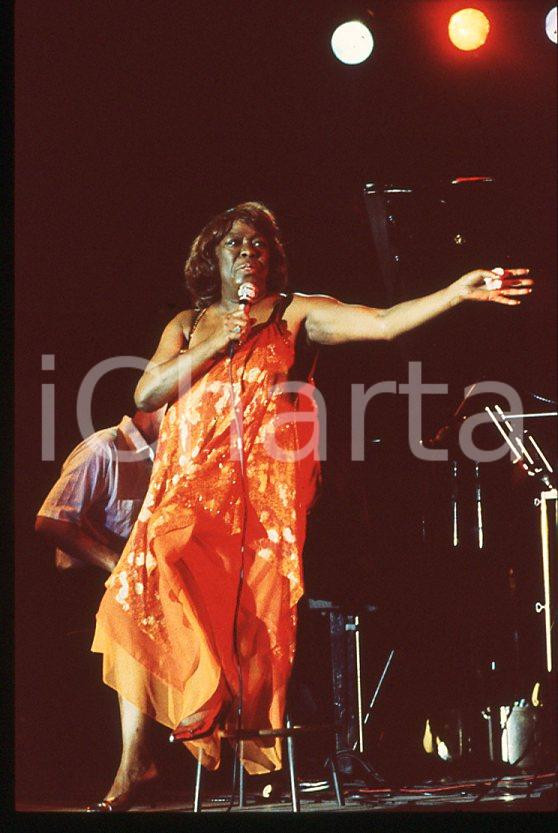 Sarah VAUGHAN jazz singer - Casinò di CAMPIONE 1985 ca *35 mm vintage slide (29) Diapositiva d'epoca, in formato 35 mm.Per i diritti rivolgersi a ICharta.E' severamente vietata la riproduzione. Tutti i diritti sono riservati.ICharta mette in vendita, sul negozio eBay e in esclusiva sul sito "icharta" il proprio archivio composto da numerose diapositive e negativi fotografici d'epoca, tutti originali e autentici, che attraversano la storia del costume tra la fine degli anni Sessanta e Novanta.Si tratta di uno sguardo inedito sull'attualità, la politica, la vita quotidiana, il gossip e la cultura, che fotografa il cambiamento della nazione in quest'ultimo scorcio del XX secolo. Un'occasione unica per il mercato del collezionismo, che vede finalmente disponibile un archivio eccezionale per vastità, tematiche e condizioni, in un settore (il negativo fotografico e la diapositiva) di assoluta novità e dalle interessanti prospettive di investimento.  GOOD/buono   originale e autentica 1