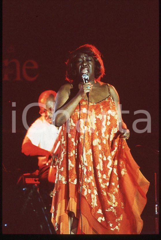 Sarah VAUGHAN jazz singer - Casinò di CAMPIONE 1985 ca *35 mm vintage slide (28) Diapositiva d'epoca, in formato 35 mm.Per i diritti rivolgersi a ICharta.E' severamente vietata la riproduzione. Tutti i diritti sono riservati.ICharta mette in vendita, sul negozio eBay e in esclusiva sul sito "icharta" il proprio archivio composto da numerose diapositive e negativi fotografici d'epoca, tutti originali e autentici, che attraversano la storia del costume tra la fine degli anni Sessanta e Novanta.Si tratta di uno sguardo inedito sull'attualità, la politica, la vita quotidiana, il gossip e la cultura, che fotografa il cambiamento della nazione in quest'ultimo scorcio del XX secolo. Un'occasione unica per il mercato del collezionismo, che vede finalmente disponibile un archivio eccezionale per vastità, tematiche e condizioni, in un settore (il negativo fotografico e la diapositiva) di assoluta novità e dalle interessanti prospettive di investimento.  GOOD/buono   originale e autentica 1