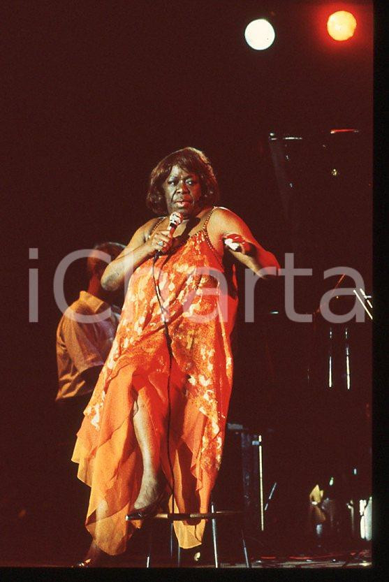 Sarah VAUGHAN jazz singer - Casinò di CAMPIONE 1985 ca *35 mm vintage slide (27) Diapositiva d'epoca, in formato 35 mm.Per i diritti rivolgersi a ICharta.E' severamente vietata la riproduzione. Tutti i diritti sono riservati.ICharta mette in vendita, sul negozio eBay e in esclusiva sul sito "icharta" il proprio archivio composto da numerose diapositive e negativi fotografici d'epoca, tutti originali e autentici, che attraversano la storia del costume tra la fine degli anni Sessanta e Novanta.Si tratta di uno sguardo inedito sull'attualità, la politica, la vita quotidiana, il gossip e la cultura, che fotografa il cambiamento della nazione in quest'ultimo scorcio del XX secolo. Un'occasione unica per il mercato del collezionismo, che vede finalmente disponibile un archivio eccezionale per vastità, tematiche e condizioni, in un settore (il negativo fotografico e la diapositiva) di assoluta novità e dalle interessanti prospettive di investimento.  GOOD/buono   originale e autentica 1