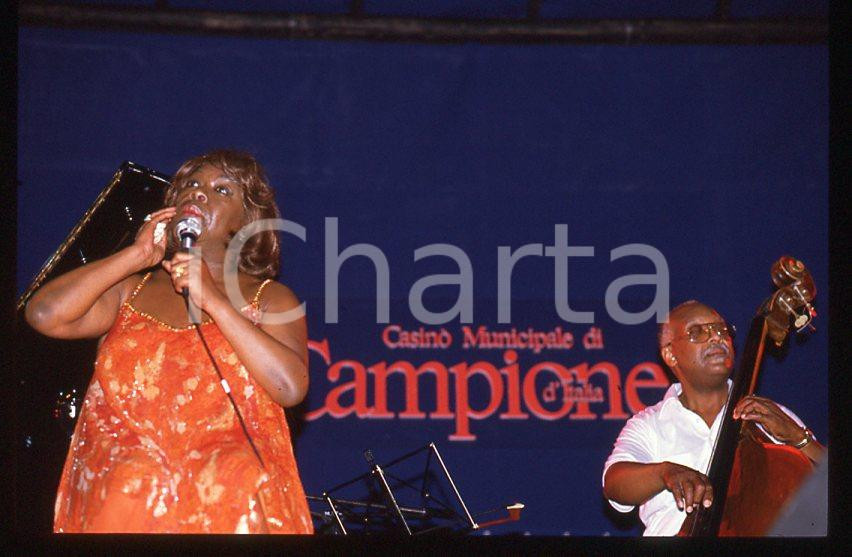 Sarah VAUGHAN jazz singer - Casinò di CAMPIONE 1985 ca *35 mm vintage slide (32) Diapositiva d'epoca, in formato 35 mm.Per i diritti rivolgersi a ICharta.E' severamente vietata la riproduzione. Tutti i diritti sono riservati.ICharta mette in vendita, sul negozio eBay e in esclusiva sul sito "icharta" il proprio archivio composto da numerose diapositive e negativi fotografici d'epoca, tutti originali e autentici, che attraversano la storia del costume tra la fine degli anni Sessanta e Novanta.Si tratta di uno sguardo inedito sull'attualità, la politica, la vita quotidiana, il gossip e la cultura, che fotografa il cambiamento della nazione in quest'ultimo scorcio del XX secolo. Un'occasione unica per il mercato del collezionismo, che vede finalmente disponibile un archivio eccezionale per vastità, tematiche e condizioni, in un settore (il negativo fotografico e la diapositiva) di assoluta novità e dalle interessanti prospettive di investimento.  GOOD/buono   originale e autentica 1