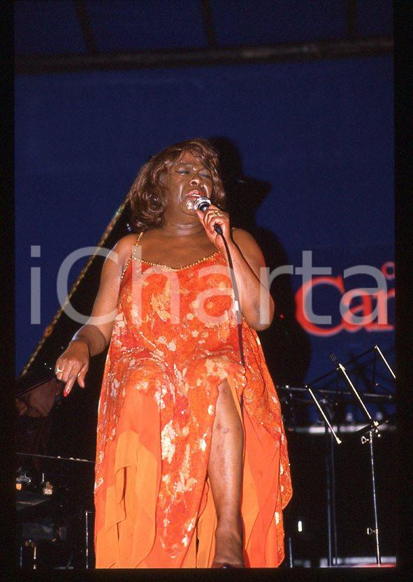 Sarah VAUGHAN jazz singer - Casinò di CAMPIONE 1985 ca *35 mm vintage slide (31) Diapositiva d'epoca, in formato 35 mm.Per i diritti rivolgersi a ICharta.E' severamente vietata la riproduzione. Tutti i diritti sono riservati.ICharta mette in vendita, sul negozio eBay e in esclusiva sul sito "icharta" il proprio archivio composto da numerose diapositive e negativi fotografici d'epoca, tutti originali e autentici, che attraversano la storia del costume tra la fine degli anni Sessanta e Novanta.Si tratta di uno sguardo inedito sull'attualità, la politica, la vita quotidiana, il gossip e la cultura, che fotografa il cambiamento della nazione in quest'ultimo scorcio del XX secolo. Un'occasione unica per il mercato del collezionismo, che vede finalmente disponibile un archivio eccezionale per vastità, tematiche e condizioni, in un settore (il negativo fotografico e la diapositiva) di assoluta novità e dalle interessanti prospettive di investimento.  GOOD/buono   originale e autentica 1