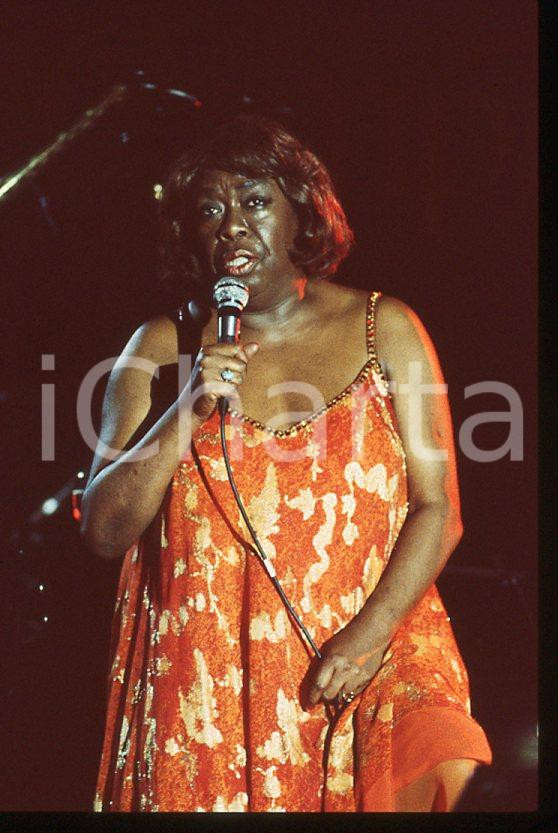 Sarah VAUGHAN jazz singer - Casinò di CAMPIONE 1985 ca *35 mm vintage slide (30) Diapositiva d'epoca, in formato 35 mm.Per i diritti rivolgersi a ICharta.E' severamente vietata la riproduzione. Tutti i diritti sono riservati.ICharta mette in vendita, sul negozio eBay e in esclusiva sul sito "icharta" il proprio archivio composto da numerose diapositive e negativi fotografici d'epoca, tutti originali e autentici, che attraversano la storia del costume tra la fine degli anni Sessanta e Novanta.Si tratta di uno sguardo inedito sull'attualità, la politica, la vita quotidiana, il gossip e la cultura, che fotografa il cambiamento della nazione in quest'ultimo scorcio del XX secolo. Un'occasione unica per il mercato del collezionismo, che vede finalmente disponibile un archivio eccezionale per vastità, tematiche e condizioni, in un settore (il negativo fotografico e la diapositiva) di assoluta novità e dalle interessanti prospettive di investimento.  GOOD/buono   originale e autentica 1