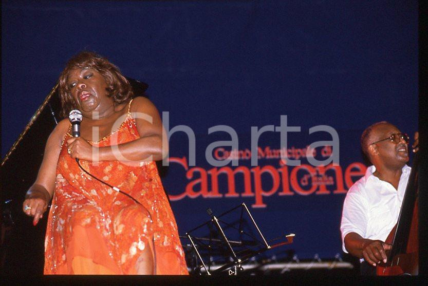 Sarah VAUGHAN jazz singer - Casinò di CAMPIONE 1985 ca *35 mm vintage slide (34) Diapositiva d'epoca, in formato 35 mm.Per i diritti rivolgersi a ICharta.E' severamente vietata la riproduzione. Tutti i diritti sono riservati.ICharta mette in vendita, sul negozio eBay e in esclusiva sul sito "icharta" il proprio archivio composto da numerose diapositive e negativi fotografici d'epoca, tutti originali e autentici, che attraversano la storia del costume tra la fine degli anni Sessanta e Novanta.Si tratta di uno sguardo inedito sull'attualità, la politica, la vita quotidiana, il gossip e la cultura, che fotografa il cambiamento della nazione in quest'ultimo scorcio del XX secolo. Un'occasione unica per il mercato del collezionismo, che vede finalmente disponibile un archivio eccezionale per vastità, tematiche e condizioni, in un settore (il negativo fotografico e la diapositiva) di assoluta novità e dalle interessanti prospettive di investimento.  GOOD/buono   originale e autentica 1