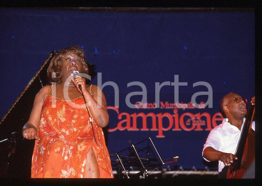 Sarah VAUGHAN jazz singer - Casinò di CAMPIONE 1985 ca *35 mm vintage slide (33) Diapositiva d'epoca, in formato 35 mm.Per i diritti rivolgersi a ICharta.E' severamente vietata la riproduzione. Tutti i diritti sono riservati.ICharta mette in vendita, sul negozio eBay e in esclusiva sul sito "icharta" il proprio archivio composto da numerose diapositive e negativi fotografici d'epoca, tutti originali e autentici, che attraversano la storia del costume tra la fine degli anni Sessanta e Novanta.Si tratta di uno sguardo inedito sull'attualità, la politica, la vita quotidiana, il gossip e la cultura, che fotografa il cambiamento della nazione in quest'ultimo scorcio del XX secolo. Un'occasione unica per il mercato del collezionismo, che vede finalmente disponibile un archivio eccezionale per vastità, tematiche e condizioni, in un settore (il negativo fotografico e la diapositiva) di assoluta novità e dalle interessanti prospettive di investimento.  GOOD/buono   originale e autentica 1
