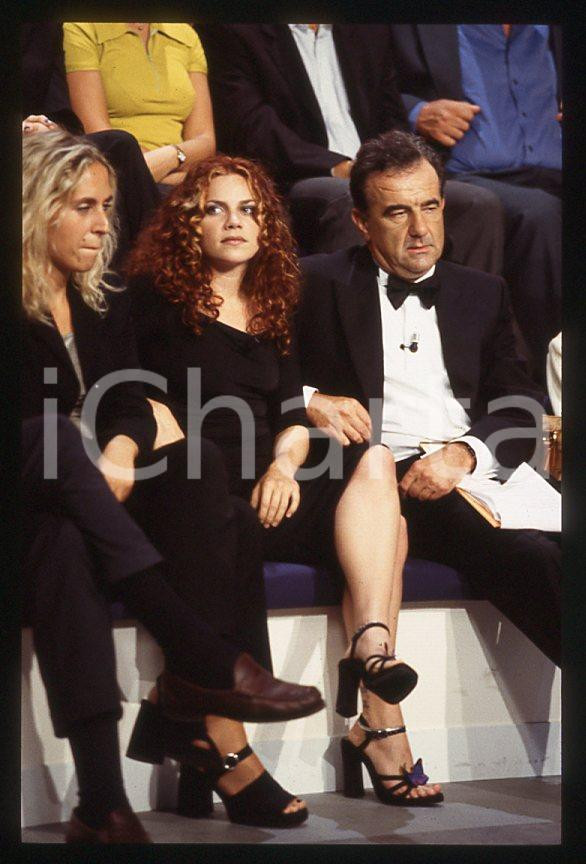 Nikka COSTA Gene GNOCCHI - "Meteore" TV 1998 *35 mm vintage slide (1) Diapositiva d'epoca, in formato 35 mm.Per i diritti rivolgersi a ICharta.E' severamente vietata la riproduzione. Tutti i diritti sono riservati.ICharta mette in vendita, sul negozio eBay e in esclusiva sul sito "icharta" il proprio archivio composto da numerose diapositive e negativi fotografici d'epoca, tutti originali e autentici, che attraversano la storia del costume tra la fine degli anni Sessanta e Novanta.Si tratta di uno sguardo inedito sull'attualità, la politica, la vita quotidiana, il gossip e la cultura, che fotografa il cambiamento della nazione in quest'ultimo scorcio del XX secolo. Un'occasione unica per il mercato del collezionismo, che vede finalmente disponibile un archivio eccezionale per vastità, tematiche e condizioni, in un settore (il negativo fotografico e la diapositiva) di assoluta novità e dalle interessanti prospettive di investimento.  GOOD/buono   originale e autentica 1