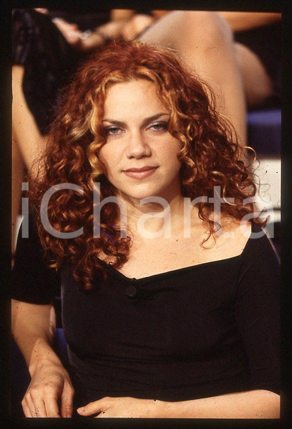 Nikka COSTA cantante - "Meteore" TV 1998 *35 mm vintage slide (4) Diapositiva d'epoca, in formato 35 mm.Per i diritti rivolgersi a ICharta.E' severamente vietata la riproduzione. Tutti i diritti sono riservati.ICharta mette in vendita, sul negozio eBay e in esclusiva sul sito "icharta" il proprio archivio composto da numerose diapositive e negativi fotografici d'epoca, tutti originali e autentici, che attraversano la storia del costume tra la fine degli anni Sessanta e Novanta.Si tratta di uno sguardo inedito sull'attualità, la politica, la vita quotidiana, il gossip e la cultura, che fotografa il cambiamento della nazione in quest'ultimo scorcio del XX secolo. Un'occasione unica per il mercato del collezionismo, che vede finalmente disponibile un archivio eccezionale per vastità, tematiche e condizioni, in un settore (il negativo fotografico e la diapositiva) di assoluta novità e dalle interessanti prospettive di investimento.  GOOD/buono   originale e autentica 1