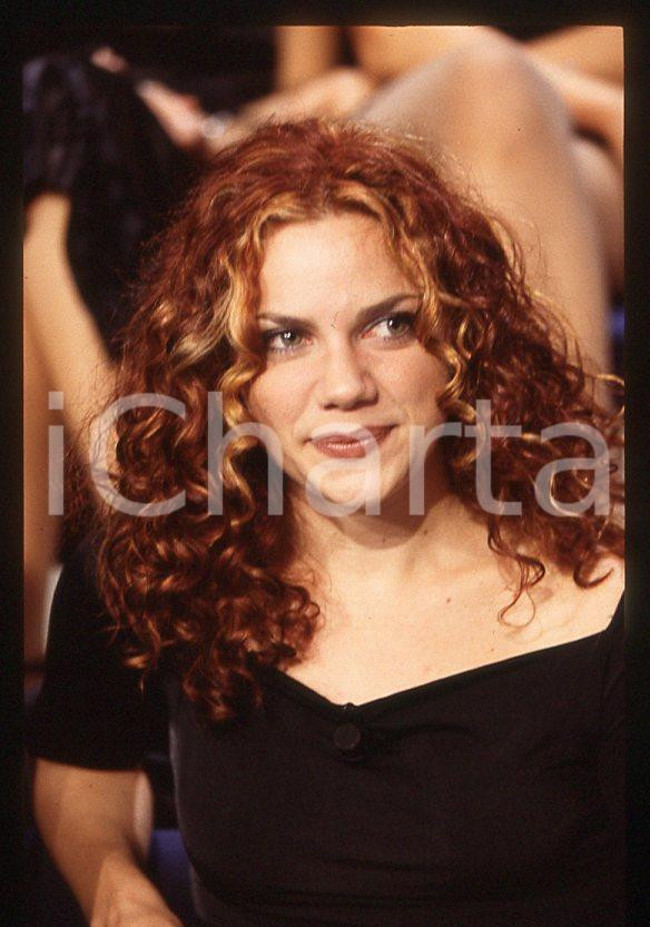 Nikka COSTA cantante - "Meteore" TV 1998 *35 mm vintage slide (3) Diapositiva d'epoca, in formato 35 mm.Per i diritti rivolgersi a ICharta.E' severamente vietata la riproduzione. Tutti i diritti sono riservati.ICharta mette in vendita, sul negozio eBay e in esclusiva sul sito "icharta" il proprio archivio composto da numerose diapositive e negativi fotografici d'epoca, tutti originali e autentici, che attraversano la storia del costume tra la fine degli anni Sessanta e Novanta.Si tratta di uno sguardo inedito sull'attualità, la politica, la vita quotidiana, il gossip e la cultura, che fotografa il cambiamento della nazione in quest'ultimo scorcio del XX secolo. Un'occasione unica per il mercato del collezionismo, che vede finalmente disponibile un archivio eccezionale per vastità, tematiche e condizioni, in un settore (il negativo fotografico e la diapositiva) di assoluta novità e dalle interessanti prospettive di investimento.  GOOD/buono   originale e autentica 1