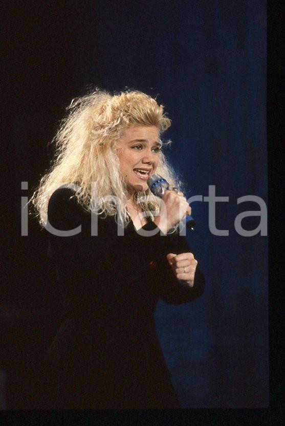 Nikka COSTA - Festival di SANREMO 1990 "All for the love" *35 mm vintage slide 4 Diapositiva d'epoca, in formato 35 mm.Per i diritti rivolgersi a ICharta.E' severamente vietata la riproduzione. Tutti i diritti sono riservati.ICharta mette in vendita, sul negozio eBay e in esclusiva sul sito "icharta" il proprio archivio composto da numerose diapositive e negativi fotografici d'epoca, tutti originali e autentici, che attraversano la storia del costume tra la fine degli anni Sessanta e Novanta.Si tratta di uno sguardo inedito sull'attualità, la politica, la vita quotidiana, il gossip e la cultura, che fotografa il cambiamento della nazione in quest'ultimo scorcio del XX secolo. Un'occasione unica per il mercato del collezionismo, che vede finalmente disponibile un archivio eccezionale per vastità, tematiche e condizioni, in un settore (il negativo fotografico e la diapositiva) di assoluta novità e dalle interessanti prospettive di investimento.  GOOD/buono   originale e autentica 1