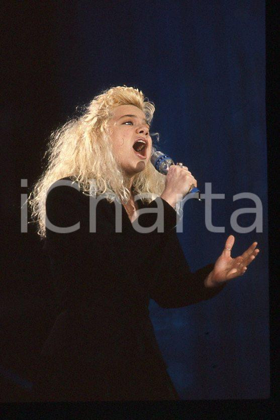 Nikka COSTA - Festival di SANREMO 1990 "All for the love" *35 mm vintage slide 3 Diapositiva d'epoca, in formato 35 mm.Per i diritti rivolgersi a ICharta.E' severamente vietata la riproduzione. Tutti i diritti sono riservati.ICharta mette in vendita, sul negozio eBay e in esclusiva sul sito "icharta" il proprio archivio composto da numerose diapositive e negativi fotografici d'epoca, tutti originali e autentici, che attraversano la storia del costume tra la fine degli anni Sessanta e Novanta.Si tratta di uno sguardo inedito sull'attualità, la politica, la vita quotidiana, il gossip e la cultura, che fotografa il cambiamento della nazione in quest'ultimo scorcio del XX secolo. Un'occasione unica per il mercato del collezionismo, che vede finalmente disponibile un archivio eccezionale per vastità, tematiche e condizioni, in un settore (il negativo fotografico e la diapositiva) di assoluta novità e dalle interessanti prospettive di investimento.  GOOD/buono   originale e autentica 1