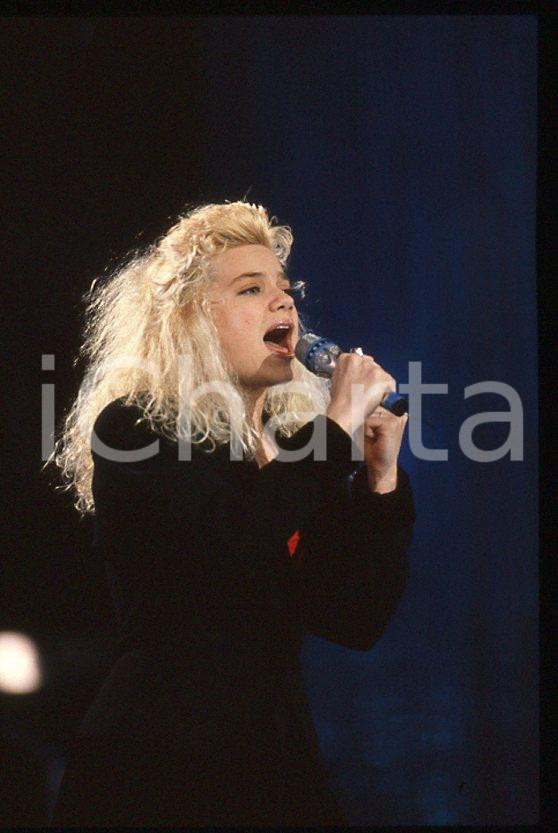 Nikka COSTA - Festival di SANREMO 1990 "All for the love" *35 mm vintage slide 2 Diapositiva d'epoca, in formato 35 mm.Per i diritti rivolgersi a ICharta.E' severamente vietata la riproduzione. Tutti i diritti sono riservati.ICharta mette in vendita, sul negozio eBay e in esclusiva sul sito "icharta" il proprio archivio composto da numerose diapositive e negativi fotografici d'epoca, tutti originali e autentici, che attraversano la storia del costume tra la fine degli anni Sessanta e Novanta.Si tratta di uno sguardo inedito sull'attualità, la politica, la vita quotidiana, il gossip e la cultura, che fotografa il cambiamento della nazione in quest'ultimo scorcio del XX secolo. Un'occasione unica per il mercato del collezionismo, che vede finalmente disponibile un archivio eccezionale per vastità, tematiche e condizioni, in un settore (il negativo fotografico e la diapositiva) di assoluta novità e dalle interessanti prospettive di investimento.  GOOD/buono   originale e autentica 1