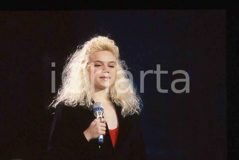 Nikka COSTA - Festival di SANREMO 1990 "All for the love" *35 mm vintage slide 6 Diapositiva d'epoca, in formato 35 mm.Per i diritti rivolgersi a ICharta.E' severamente vietata la riproduzione. Tutti i diritti sono riservati.ICharta mette in vendita, sul negozio eBay e in esclusiva sul sito "icharta" il proprio archivio composto da numerose diapositive e negativi fotografici d'epoca, tutti originali e autentici, che attraversano la storia del costume tra la fine degli anni Sessanta e Novanta.Si tratta di uno sguardo inedito sull'attualità, la politica, la vita quotidiana, il gossip e la cultura, che fotografa il cambiamento della nazione in quest'ultimo scorcio del XX secolo. Un'occasione unica per il mercato del collezionismo, che vede finalmente disponibile un archivio eccezionale per vastità, tematiche e condizioni, in un settore (il negativo fotografico e la diapositiva) di assoluta novità e dalle interessanti prospettive di investimento.  GOOD/buono   originale e autentica 1