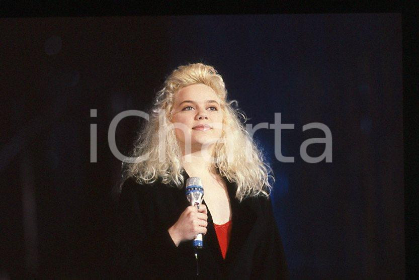 Nikka COSTA - Festival di SANREMO 1990 "All for the love" *35 mm vintage slide 5 Diapositiva d'epoca, in formato 35 mm.Per i diritti rivolgersi a ICharta.E' severamente vietata la riproduzione. Tutti i diritti sono riservati.ICharta mette in vendita, sul negozio eBay e in esclusiva sul sito "icharta" il proprio archivio composto da numerose diapositive e negativi fotografici d'epoca, tutti originali e autentici, che attraversano la storia del costume tra la fine degli anni Sessanta e Novanta.Si tratta di uno sguardo inedito sull'attualità, la politica, la vita quotidiana, il gossip e la cultura, che fotografa il cambiamento della nazione in quest'ultimo scorcio del XX secolo. Un'occasione unica per il mercato del collezionismo, che vede finalmente disponibile un archivio eccezionale per vastità, tematiche e condizioni, in un settore (il negativo fotografico e la diapositiva) di assoluta novità e dalle interessanti prospettive di investimento.  GOOD/buono   originale e autentica 1