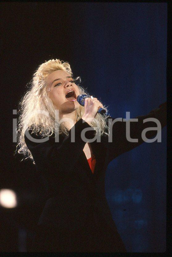 Nikka COSTA - Festival di SANREMO 1990 "All for the love" *35 mm vintage slide 7 Diapositiva d'epoca, in formato 35 mm.Per i diritti rivolgersi a ICharta.E' severamente vietata la riproduzione. Tutti i diritti sono riservati.ICharta mette in vendita, sul negozio eBay e in esclusiva sul sito "icharta" il proprio archivio composto da numerose diapositive e negativi fotografici d'epoca, tutti originali e autentici, che attraversano la storia del costume tra la fine degli anni Sessanta e Novanta.Si tratta di uno sguardo inedito sull'attualità, la politica, la vita quotidiana, il gossip e la cultura, che fotografa il cambiamento della nazione in quest'ultimo scorcio del XX secolo. Un'occasione unica per il mercato del collezionismo, che vede finalmente disponibile un archivio eccezionale per vastità, tematiche e condizioni, in un settore (il negativo fotografico e la diapositiva) di assoluta novità e dalle interessanti prospettive di investimento.  GOOD/buono   originale e autentica 1