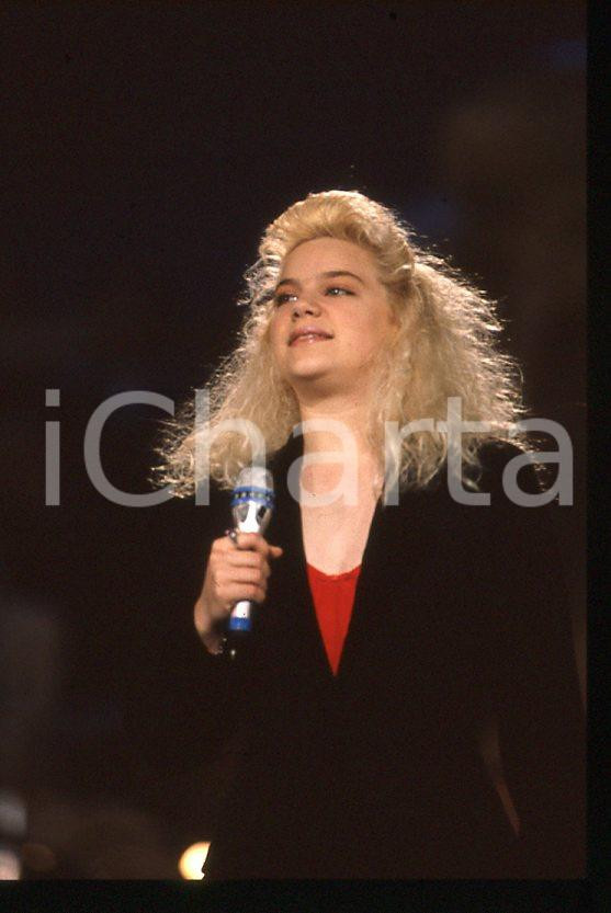 Nikka COSTA - Festival SANREMO 1990 "All for the love" *35 mm vintage slide 11 Diapositiva d'epoca, in formato 35 mm.Per i diritti rivolgersi a ICharta.E' severamente vietata la riproduzione. Tutti i diritti sono riservati.ICharta mette in vendita, sul negozio eBay e in esclusiva sul sito "icharta" il proprio archivio composto da numerose diapositive e negativi fotografici d'epoca, tutti originali e autentici, che attraversano la storia del costume tra la fine degli anni Sessanta e Novanta.Si tratta di uno sguardo inedito sull'attualità, la politica, la vita quotidiana, il gossip e la cultura, che fotografa il cambiamento della nazione in quest'ultimo scorcio del XX secolo. Un'occasione unica per il mercato del collezionismo, che vede finalmente disponibile un archivio eccezionale per vastità, tematiche e condizioni, in un settore (il negativo fotografico e la diapositiva) di assoluta novità e dalle interessanti prospettive di investimento.  GOOD/buono   originale e autentica 1