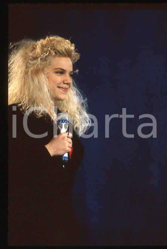 Nikka COSTA - Festival SANREMO 1990 "All for the love" *35 mm vintage slide 10 Diapositiva d'epoca, in formato 35 mm.Per i diritti rivolgersi a ICharta.E' severamente vietata la riproduzione. Tutti i diritti sono riservati.ICharta mette in vendita, sul negozio eBay e in esclusiva sul sito "icharta" il proprio archivio composto da numerose diapositive e negativi fotografici d'epoca, tutti originali e autentici, che attraversano la storia del costume tra la fine degli anni Sessanta e Novanta.Si tratta di uno sguardo inedito sull'attualità, la politica, la vita quotidiana, il gossip e la cultura, che fotografa il cambiamento della nazione in quest'ultimo scorcio del XX secolo. Un'occasione unica per il mercato del collezionismo, che vede finalmente disponibile un archivio eccezionale per vastità, tematiche e condizioni, in un settore (il negativo fotografico e la diapositiva) di assoluta novità e dalle interessanti prospettive di investimento.  GOOD/buono   originale e autentica 1