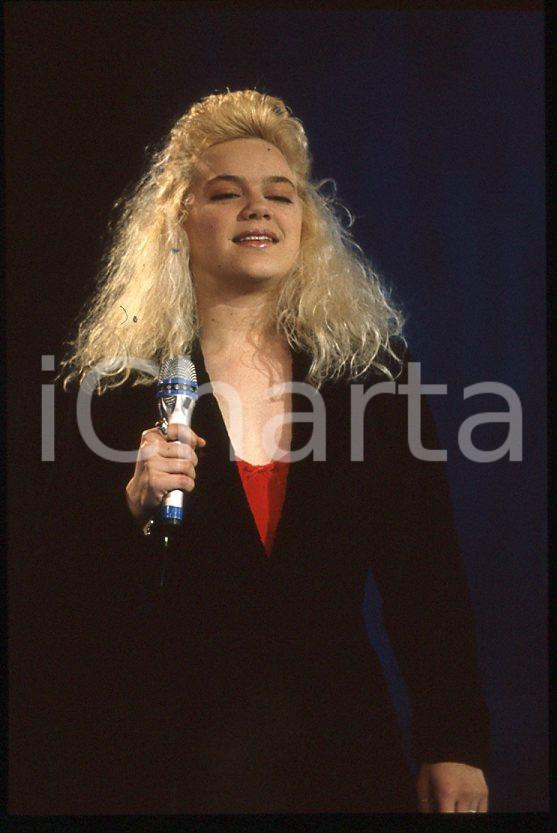 Nikka COSTA - Festival di SANREMO 1990 "All for the love" *35 mm vintage slide 9 Diapositiva d'epoca, in formato 35 mm.Per i diritti rivolgersi a ICharta.E' severamente vietata la riproduzione. Tutti i diritti sono riservati.ICharta mette in vendita, sul negozio eBay e in esclusiva sul sito "icharta" il proprio archivio composto da numerose diapositive e negativi fotografici d'epoca, tutti originali e autentici, che attraversano la storia del costume tra la fine degli anni Sessanta e Novanta.Si tratta di uno sguardo inedito sull'attualità, la politica, la vita quotidiana, il gossip e la cultura, che fotografa il cambiamento della nazione in quest'ultimo scorcio del XX secolo. Un'occasione unica per il mercato del collezionismo, che vede finalmente disponibile un archivio eccezionale per vastità, tematiche e condizioni, in un settore (il negativo fotografico e la diapositiva) di assoluta novità e dalle interessanti prospettive di investimento.  GOOD/buono   originale e autentica 1