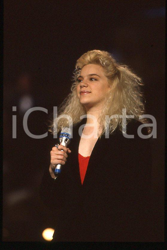 Nikka COSTA - Festival SANREMO 1990 "All for the love" *35 mm vintage slide 15 Diapositiva d'epoca, in formato 35 mm.Per i diritti rivolgersi a ICharta.E' severamente vietata la riproduzione. Tutti i diritti sono riservati.ICharta mette in vendita, sul negozio eBay e in esclusiva sul sito "icharta" il proprio archivio composto da numerose diapositive e negativi fotografici d'epoca, tutti originali e autentici, che attraversano la storia del costume tra la fine degli anni Sessanta e Novanta.Si tratta di uno sguardo inedito sull'attualità, la politica, la vita quotidiana, il gossip e la cultura, che fotografa il cambiamento della nazione in quest'ultimo scorcio del XX secolo. Un'occasione unica per il mercato del collezionismo, che vede finalmente disponibile un archivio eccezionale per vastità, tematiche e condizioni, in un settore (il negativo fotografico e la diapositiva) di assoluta novità e dalle interessanti prospettive di investimento.  GOOD/buono   originale e autentica 1