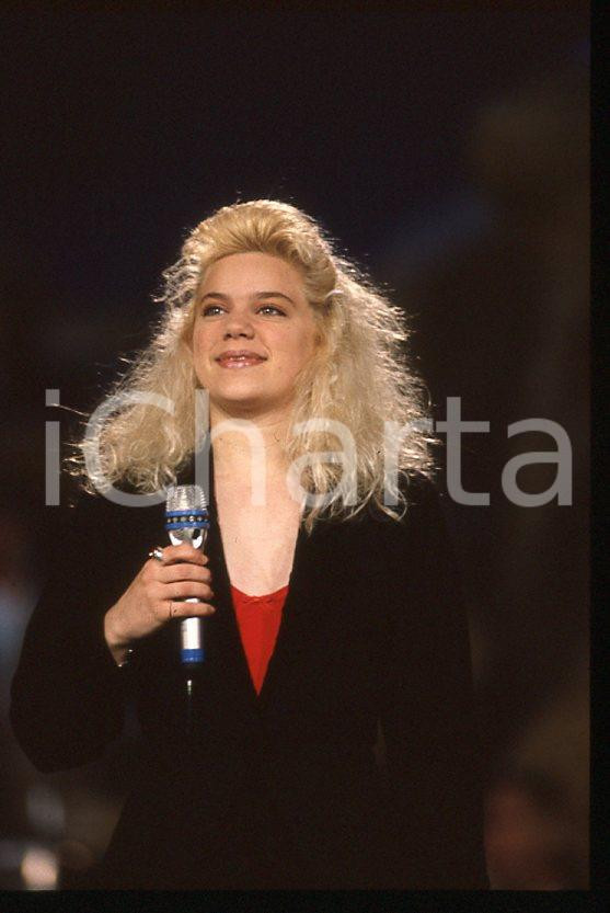 Nikka COSTA - Festival SANREMO 1990 "All for the love" *35 mm vintage slide 14 Diapositiva d'epoca, in formato 35 mm.Per i diritti rivolgersi a ICharta.E' severamente vietata la riproduzione. Tutti i diritti sono riservati.ICharta mette in vendita, sul negozio eBay e in esclusiva sul sito "icharta" il proprio archivio composto da numerose diapositive e negativi fotografici d'epoca, tutti originali e autentici, che attraversano la storia del costume tra la fine degli anni Sessanta e Novanta.Si tratta di uno sguardo inedito sull'attualità, la politica, la vita quotidiana, il gossip e la cultura, che fotografa il cambiamento della nazione in quest'ultimo scorcio del XX secolo. Un'occasione unica per il mercato del collezionismo, che vede finalmente disponibile un archivio eccezionale per vastità, tematiche e condizioni, in un settore (il negativo fotografico e la diapositiva) di assoluta novità e dalle interessanti prospettive di investimento.  GOOD/buono   originale e autentica 1