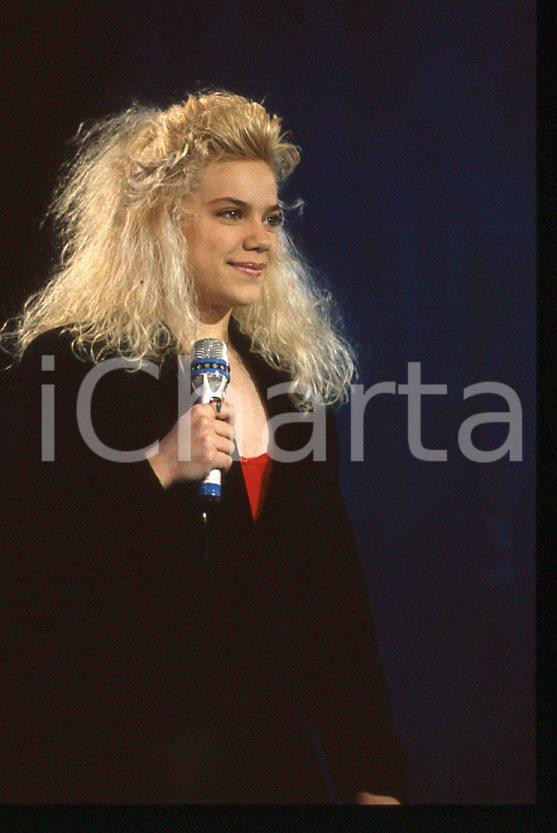 Nikka COSTA - Festival SANREMO 1990 "All for the love" *35 mm vintage slide 12 Diapositiva d'epoca, in formato 35 mm.Per i diritti rivolgersi a ICharta.E' severamente vietata la riproduzione. Tutti i diritti sono riservati.ICharta mette in vendita, sul negozio eBay e in esclusiva sul sito "icharta" il proprio archivio composto da numerose diapositive e negativi fotografici d'epoca, tutti originali e autentici, che attraversano la storia del costume tra la fine degli anni Sessanta e Novanta.Si tratta di uno sguardo inedito sull'attualità, la politica, la vita quotidiana, il gossip e la cultura, che fotografa il cambiamento della nazione in quest'ultimo scorcio del XX secolo. Un'occasione unica per il mercato del collezionismo, che vede finalmente disponibile un archivio eccezionale per vastità, tematiche e condizioni, in un settore (il negativo fotografico e la diapositiva) di assoluta novità e dalle interessanti prospettive di investimento.  GOOD/buono   originale e autentica 1