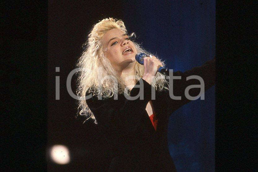 Nikka COSTA - Festival SANREMO 1990 "All for the love" *35 mm vintage slide 19 Diapositiva d'epoca, in formato 35 mm.Per i diritti rivolgersi a ICharta.E' severamente vietata la riproduzione. Tutti i diritti sono riservati.ICharta mette in vendita, sul negozio eBay e in esclusiva sul sito "icharta" il proprio archivio composto da numerose diapositive e negativi fotografici d'epoca, tutti originali e autentici, che attraversano la storia del costume tra la fine degli anni Sessanta e Novanta.Si tratta di uno sguardo inedito sull'attualità, la politica, la vita quotidiana, il gossip e la cultura, che fotografa il cambiamento della nazione in quest'ultimo scorcio del XX secolo. Un'occasione unica per il mercato del collezionismo, che vede finalmente disponibile un archivio eccezionale per vastità, tematiche e condizioni, in un settore (il negativo fotografico e la diapositiva) di assoluta novità e dalle interessanti prospettive di investimento.  GOOD/buono   originale e autentica 1