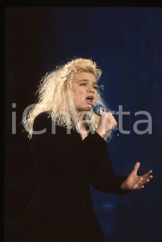 Nikka COSTA - Festival SANREMO 1990 "All for the love" *35 mm vintage slide 18 Diapositiva d'epoca, in formato 35 mm.Per i diritti rivolgersi a ICharta.E' severamente vietata la riproduzione. Tutti i diritti sono riservati.ICharta mette in vendita, sul negozio eBay e in esclusiva sul sito "icharta" il proprio archivio composto da numerose diapositive e negativi fotografici d'epoca, tutti originali e autentici, che attraversano la storia del costume tra la fine degli anni Sessanta e Novanta.Si tratta di uno sguardo inedito sull'attualità, la politica, la vita quotidiana, il gossip e la cultura, che fotografa il cambiamento della nazione in quest'ultimo scorcio del XX secolo. Un'occasione unica per il mercato del collezionismo, che vede finalmente disponibile un archivio eccezionale per vastità, tematiche e condizioni, in un settore (il negativo fotografico e la diapositiva) di assoluta novità e dalle interessanti prospettive di investimento.  GOOD/buono   originale e autentica 1