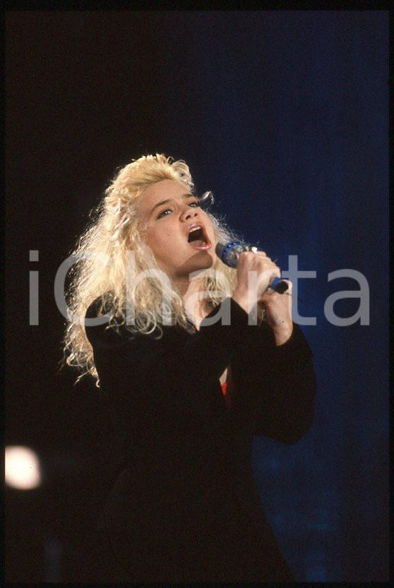 Nikka COSTA - Festival SANREMO 1990 "All for the love" *35 mm vintage slide 17 Diapositiva d'epoca, in formato 35 mm.Per i diritti rivolgersi a ICharta.E' severamente vietata la riproduzione. Tutti i diritti sono riservati.ICharta mette in vendita, sul negozio eBay e in esclusiva sul sito "icharta" il proprio archivio composto da numerose diapositive e negativi fotografici d'epoca, tutti originali e autentici, che attraversano la storia del costume tra la fine degli anni Sessanta e Novanta.Si tratta di uno sguardo inedito sull'attualità, la politica, la vita quotidiana, il gossip e la cultura, che fotografa il cambiamento della nazione in quest'ultimo scorcio del XX secolo. Un'occasione unica per il mercato del collezionismo, che vede finalmente disponibile un archivio eccezionale per vastità, tematiche e condizioni, in un settore (il negativo fotografico e la diapositiva) di assoluta novità e dalle interessanti prospettive di investimento.  GOOD/buono   originale e autentica 1